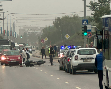 Двама са в болница след инцидента с моторист на Коматевско шосе