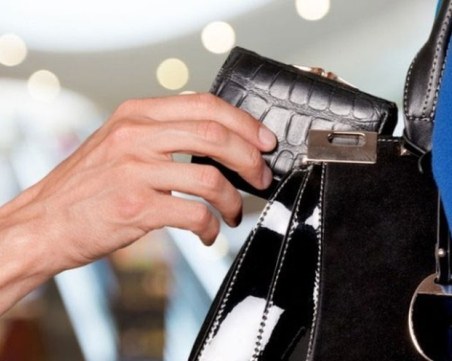 Мъж задигна портмоне с 2000 лева от сопотско село