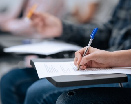 Проблем и на втората матура, ученици се оплакаха, че записът по английски не се чувал