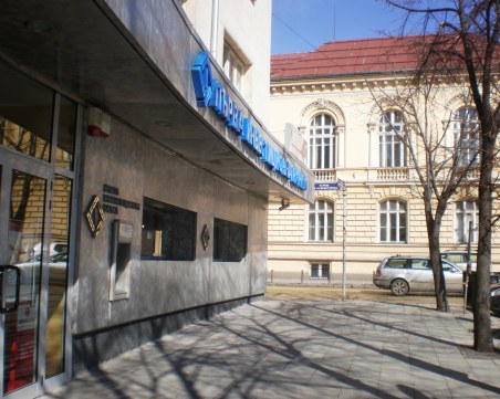 Продават Първа инвестиционна банка