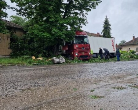 Санкцията за тира, който се вряза в къща в с. Баница – 200 лв. глоба