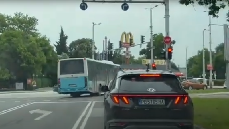 Невъзмутимо шофьор на автобус направи няколко нарушения на кръстовище в Пловдив