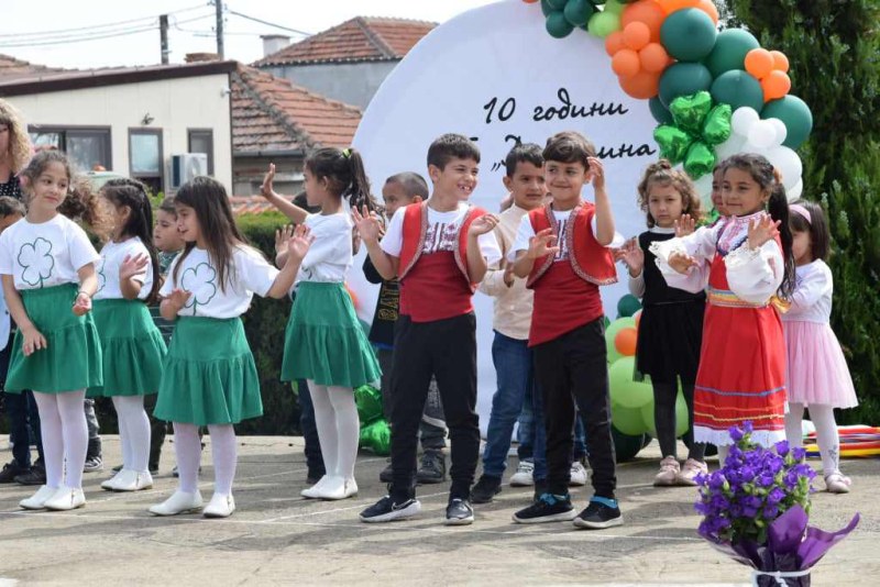 Детска градина Детелина“ в Крислово отпразнува 10 години от основаването