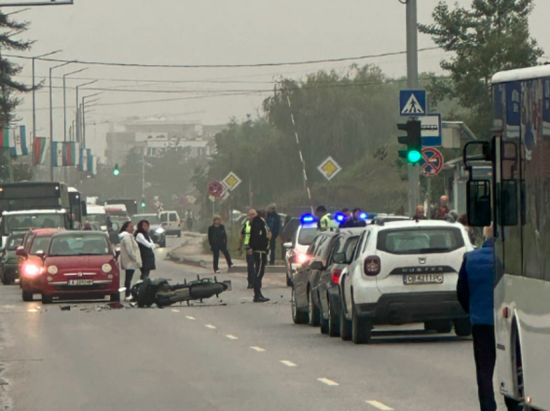 Лек автмобил е блъснал моторист на Коматевско шосе в Пловдив.