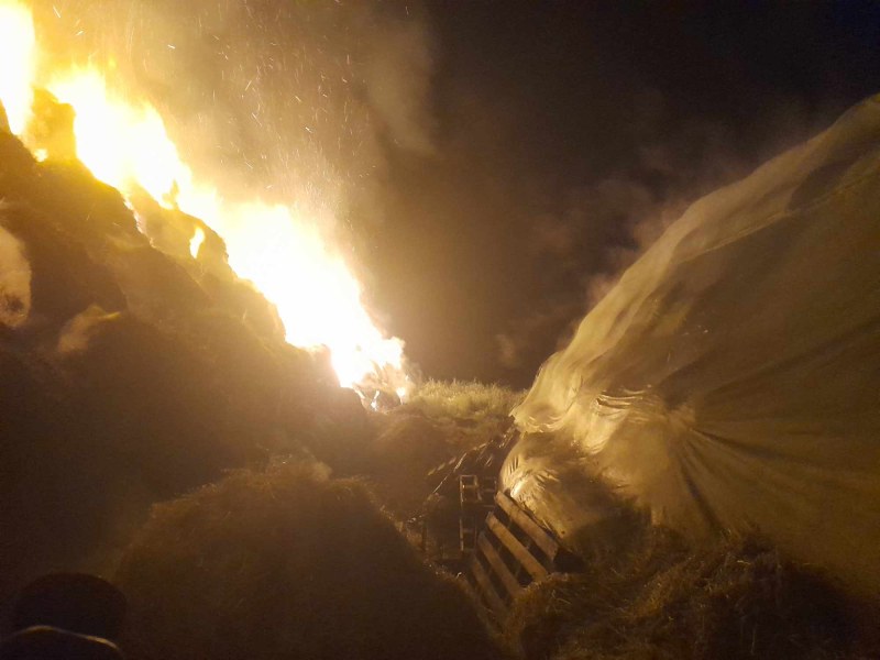 20 часа огнеборци от Пазарджик гасиха пожар в сеновал с люцерна