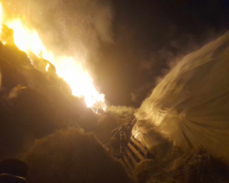 20 часа огнеборци от Пазарджик гасиха пожар в сеновал с люцерна
