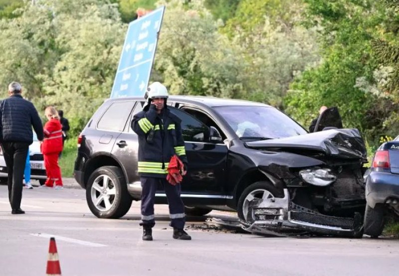 След катастрофата с кола на НСО край Аксаково - министърът