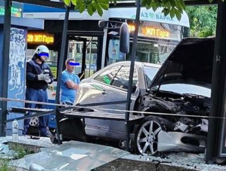20-годишен шофьор блъсна четирима на спирка във Варна