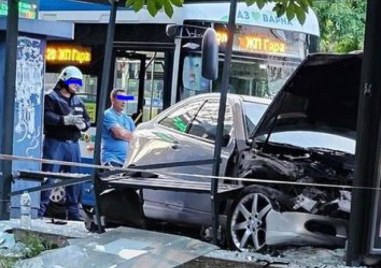 Шофьор на 20 години удари четирима души на автобусна спирка