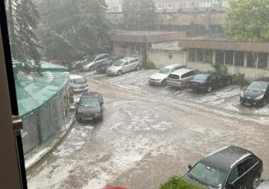 Изненадваща градушка падна този следобед в София Снимки бяха публикувани