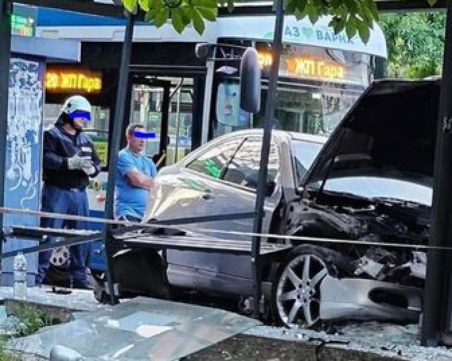 20-годишен шофьор блъсна четирима на спирка във Варна