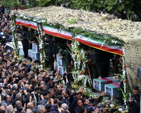 Десетки хиляди иранци се стекоха в Техеран за погребението на президента Раиси