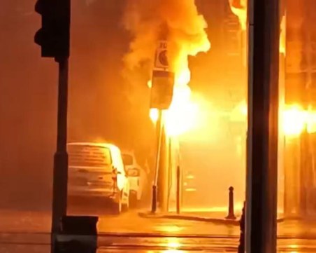 Електрически стълб лумна в пламъци в София