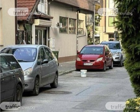 Пловдивчани си мислят, че улица е тяхна, резервират паркомясто с кофа