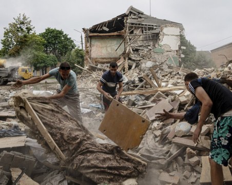Най-малко седем души са ранени при руска атака в украинския град Чугуев, съобщи губернаторът