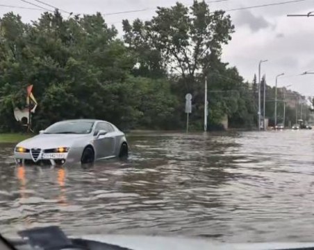 След бурята в София: Кръстовище се напълни с вода, кола се озова по средата