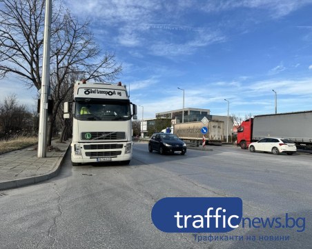 Тирове превърнаха платната на Кукленско шосе в паркинг, блокират видимостта