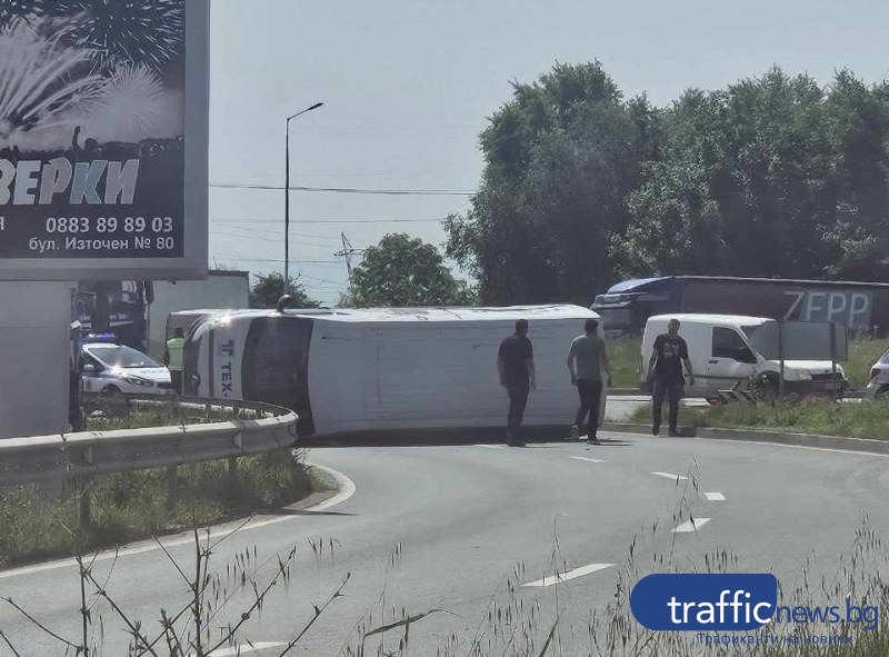Катастрофа с бус между Пловдив и Асеновград блокира движението на