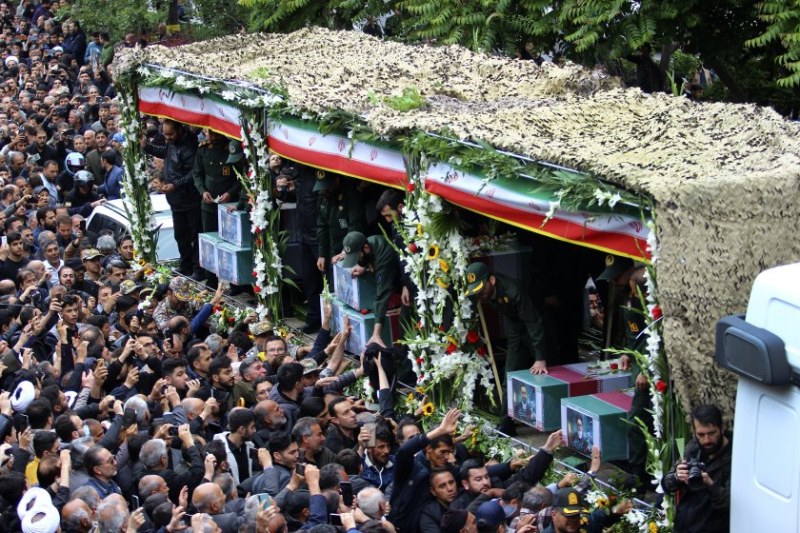 Десетки хиляди иранци се стекоха в Техеран за погребението на президента Раиси