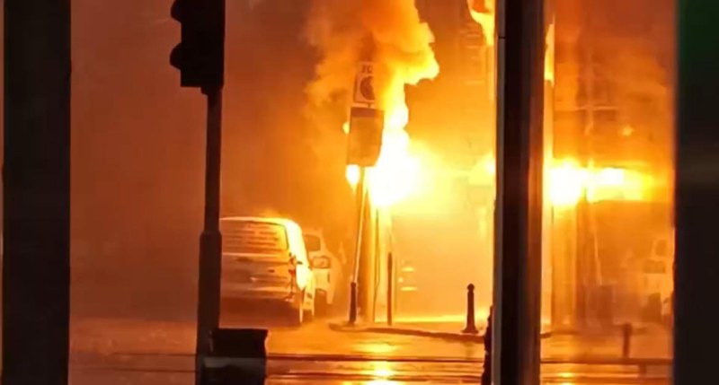 Електрически стълб лумна в пламъци в София