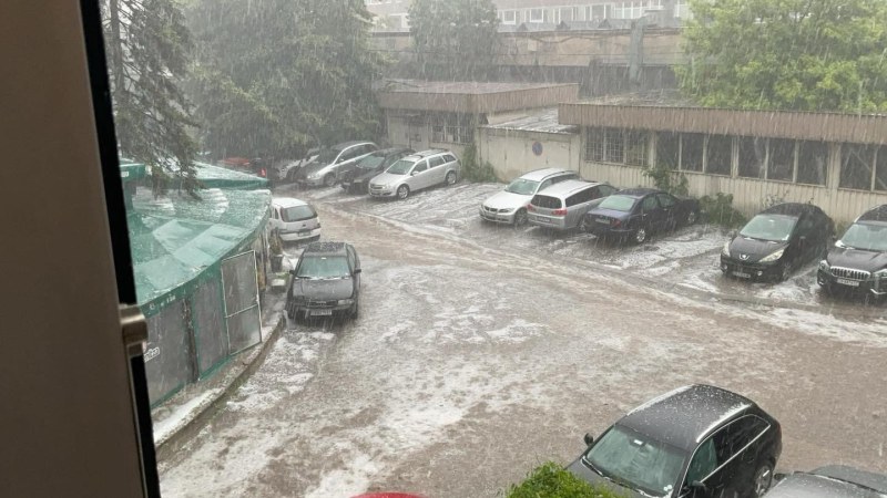 Изненадваща градушка падна този следобед в София. Снимки бяха публикувани