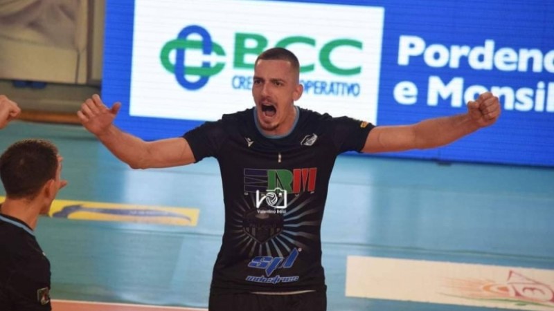 Българският диагонал Петър Христосков сменя Франция с Испания. 26-годишният волейболист,