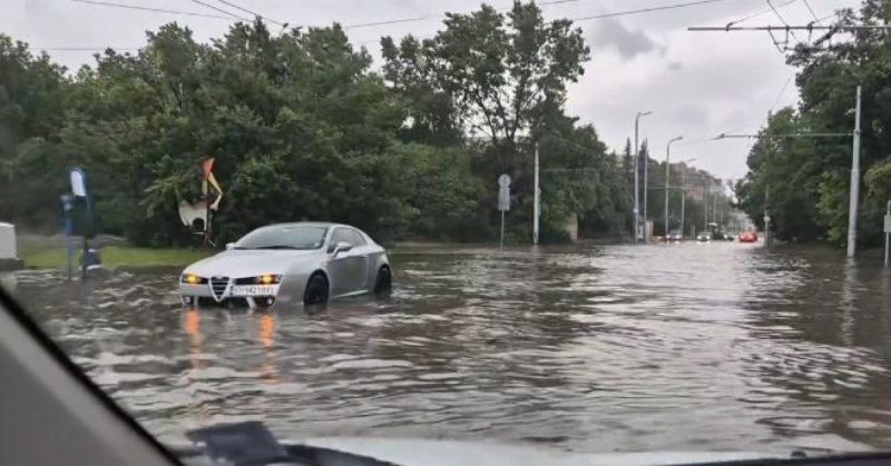 След бурята в София: Кръстовище се напълни с вода, кола се озова по средата