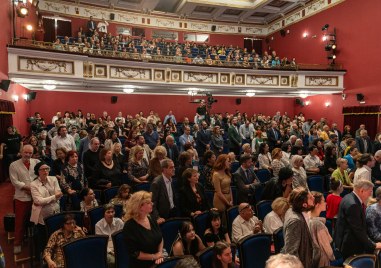 На тържествена церемония в Драматичен театър Пловдив която бе директно