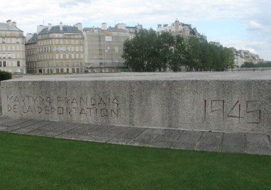 Френската полиция е установила трима заподозрени за оскверняването на Мемориала