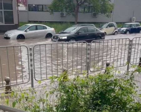 230 сигнала до пожарната след бурята в София! Евакуирани са майка и дете