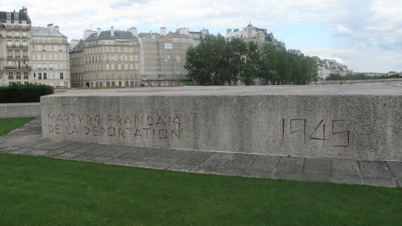 Трима българи са осквернили мемориал в Париж