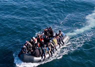 Трийсет и седем мигранти пристигнаха тази сутрин на гръцкия остров Крит