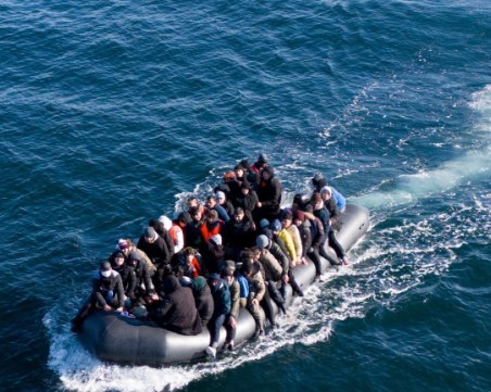37 мигранти бяха спасени южно от гръцкия остров Крит