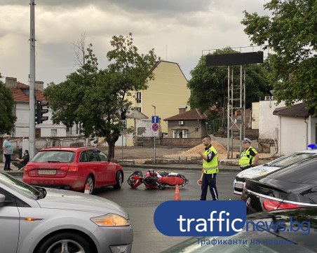 Блъснаха моторист, съпровождал абитуриент пред Тримонциум, откаран е в болница