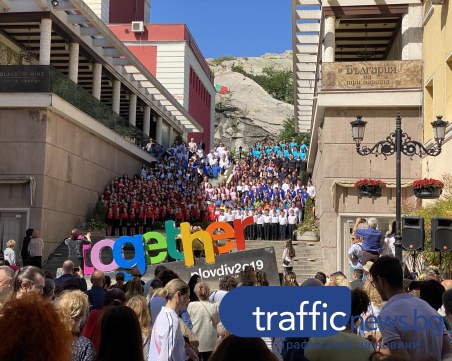 Хиляди пловдивчани аплодираха шествието за 24 май и пяха химна за светите братя