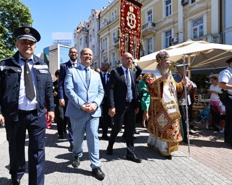 Областният управител поведе празничното шествие по случай 24 май