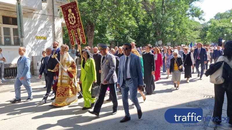 Тръгна празничното шествие по случай 24 май в Пловдив