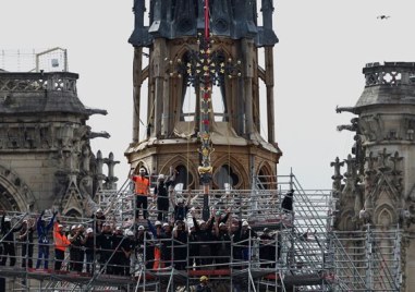 Кръстът на катедралата Нотр Дам в Париж беше тържествено издигнат