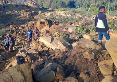 Стотици вероятно са загинали при голямо свлачище в Папуа и Нова Гвинея
