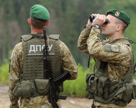 Бягащи от мобилизация украинци стреляха по граничар