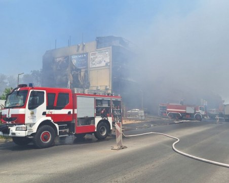 Голям пожар избухна в хипермаркет във Варна, откараха три жени в болница
