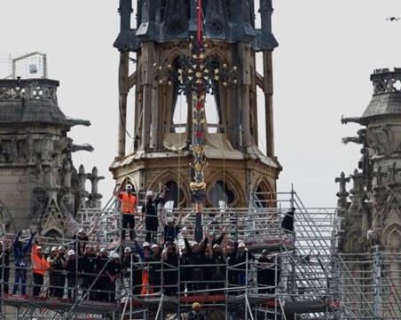 Издигнаха кръста на „Нотр Дам” след 5 години от пожара