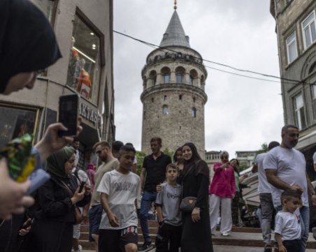Кулата Галата в Истанбул отново приема туристи след реставрацията