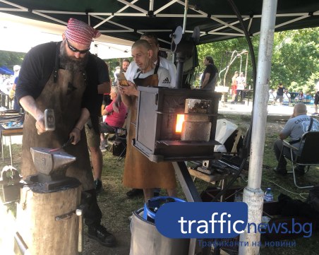 Майстори ковачи показват тайната на хладните оръжия на събор в Асеновград