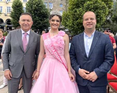 Областният управител на Пловдив отбеляза Празника на розата в Карлово