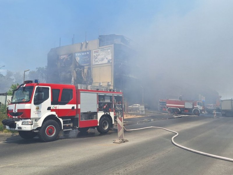 Голям пожар избухна в хипермаркет във Варна, откараха три жени в болница