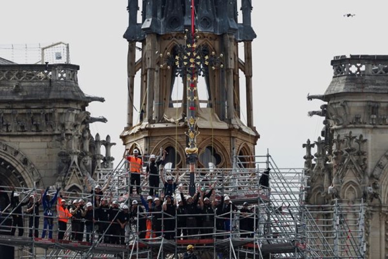 Кръстът на катедралата Нотр Дам в Париж беше тържествено издигнат