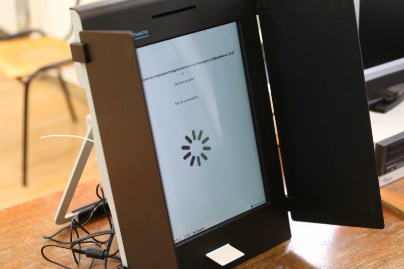 Приключи процедурата по удостоверяване на машините за изборите на 9 юни