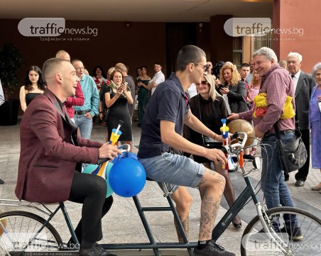 Коцето Омара се завърна пред Новотела, този път докара абитуриент с тандем колелото си