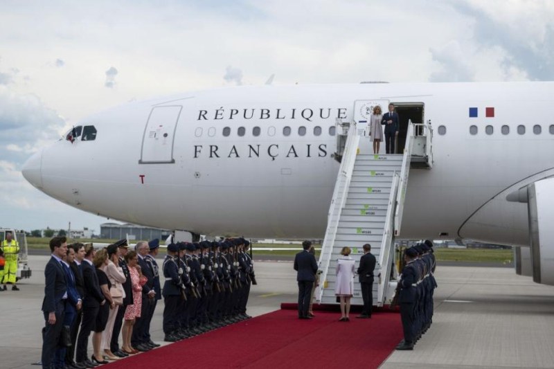Президентът Еманюел Макрон днес пристигна в Германия на първото държавно посещение на френски държавен глава от
